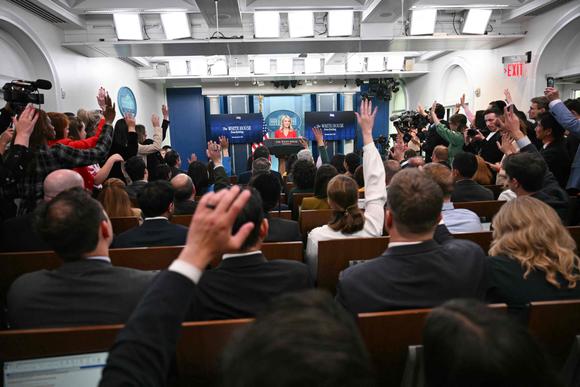 La porte-parole de la Maison Blanche, Karoline Leavitt, répond aux questions lors d’un point de presse à la Maison Blanche à Washington, le 29 mai 2025.