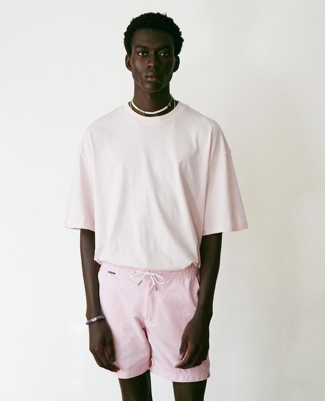 Short de bain Flamingos, en sergé de polyamide, 
99 €, Mr Marvis. Tee-shirt Cos.