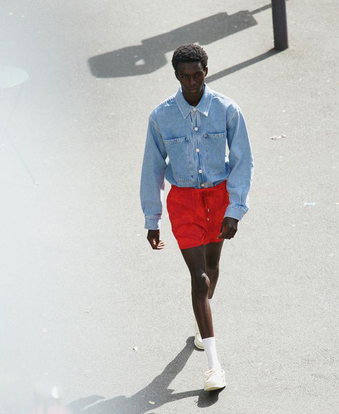 Short de bain Monrise, en polyamide recyclé, 240 €, Vilebrequin. Chemise Agolde. Chaussures Sebago.