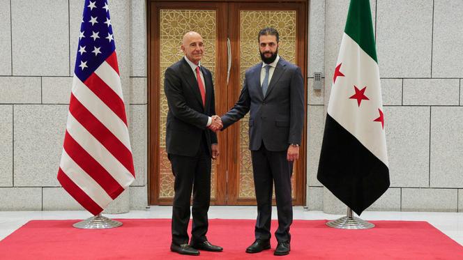 Tom Barrack, l’ambassadeur américain en Turquie et envoyé spécial en Syrie, et Ahmed Al-Charaa, président par intérim de la Syrie, à Damas, le 29 mai 2025. Photo publiée par l’agence de presse officielle syrienne.