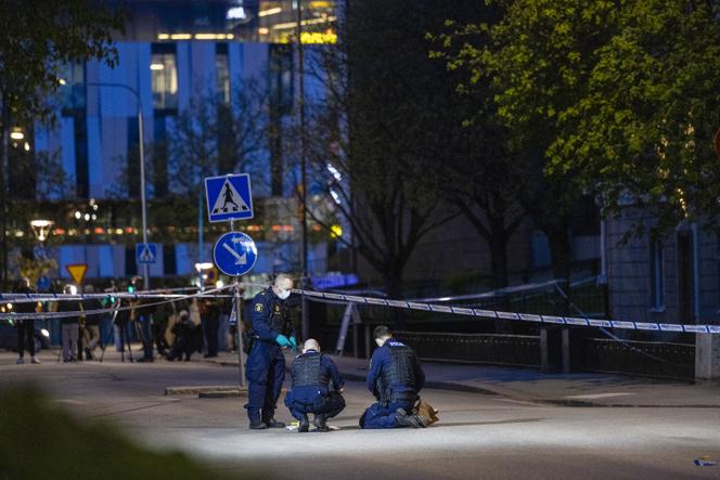 La police enquête sur les lieux d’une fusillade survenue à Uppsala, en Suède. Trois personnes ont été tuées et plusieurs blessées dans un salon de coiffure avant que le tireur ne prenne la fuite en scooter. Le suspect est toujours en fuite. le 29 avril 2025 à Uppsala, en Suède