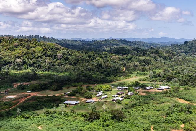 Vue aérienne du camp de base de la « Montagne d’Or », premier projet industriel d’exploitation aurifère en Guyane française de la société minière internationale Nordgold, à 180 kilomètres à l’ouest de Cayenne, et à 80 kilomètres au sud de Saint-Laurent-du-Maroni, le 12 octobre 2017.
