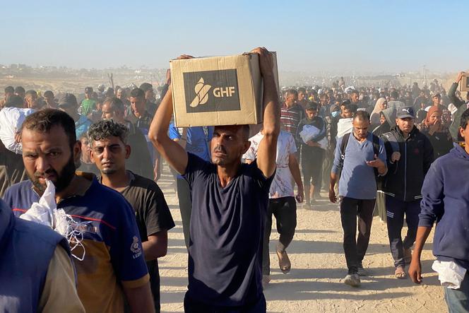 Des Palestiniens regagnant leurs tentes dans le sud de la bande de Gaza, le 29 mai 2025, après avoir récupéré de l’aide alimentaire distribuée par la Gaza Humanitarian Foundation à Rafah.