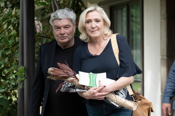 La présidente du groupe parlementaire du Rassemblement national (RN), Marine Le Pen, accompagnée du délégué départemental du RN pour la Nouvelle-Calédonie, Alain Descombels, visitent le Sénat coutumier à Nouméa le 29 mai 2025.