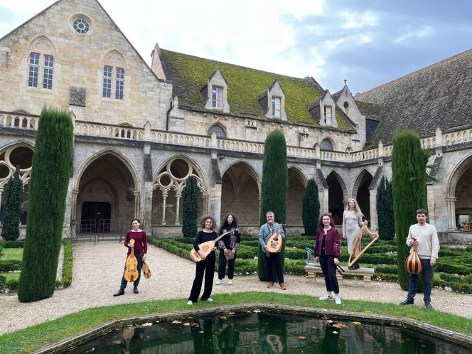 Les musiciens de l’ensemble ApotropaïK, avec Meryem Koufi, Yasmine Rabet et Khaled Aljaramani, à l’abbaye de Royaumont, à Asnières-sur-Oise (Val-d’Oise).