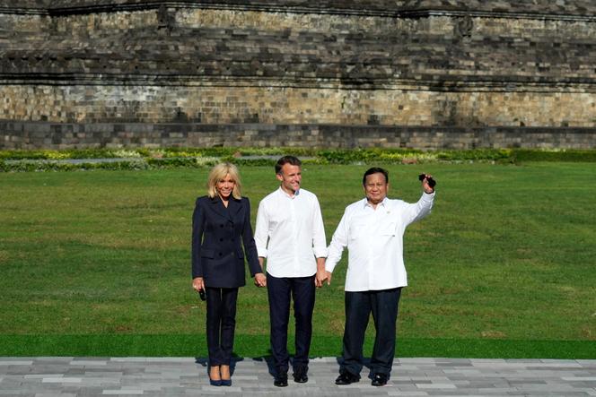 Emmanuel Macron (au centre), son épouse Brigitte Macron et le président indonésien, Prabowo Subianto, devant le temple de Borobudur, à Java, en Indonésie, le 29 mai 2025.