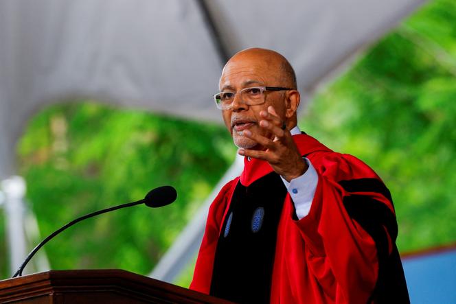 Le médecin, écrivain et professeur à Stanford Abraham Verghese, lors de la cérémonie de remise des diplômes de l’université Harvard, à Cambridge (Massachusetts), le 29 mai 2025.