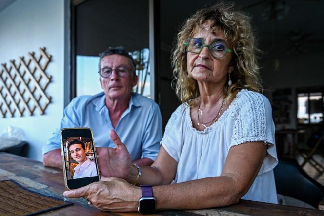 Jean-Luc et Sylvie Félix, parents de Tom Félix, détenu en Malaisie, montrent une photo de leur fils dans leur appartement à Singapour, le 21 mai 2025.