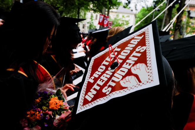 « Protégeons les étudiants internationaux », clame un message sur le chapeau d’un étudiant de Harvard, lors de la cérémonie de remise de diplôme, à Cambridge, dans le Massachusetts, le 29 mai 2025.