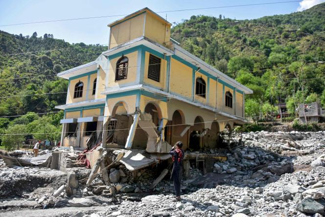 Au lendemain des inondations soudaines survenues dans le village de Balgran, près de Muzaffarabad, capitale du Cachemire pakistanais, le 28 mai 2025.