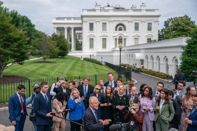 Peter Navarro, conseiller de Donald Trump, devant des journalistes, à Washington, le 29 mai 2025.