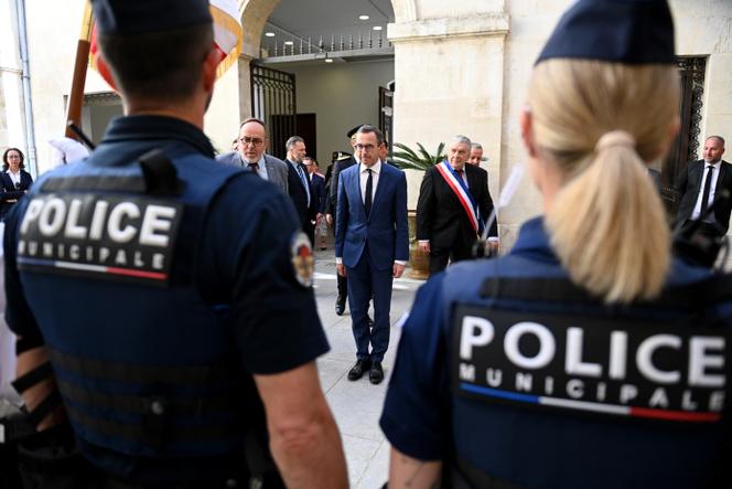 Le ministre de l’intérieur, Bruno Retailleau (au centre), rencontre des policiers municipaux, à Nîmes, le 16 mai 2025.