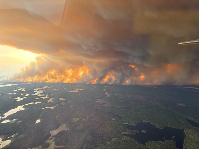 Image aérienne fournie par le gouvernement du Manitoba, montre des incendies de forêt à Flin Flon, dans le Manitoba, au Canada, le 27 mai 2025.