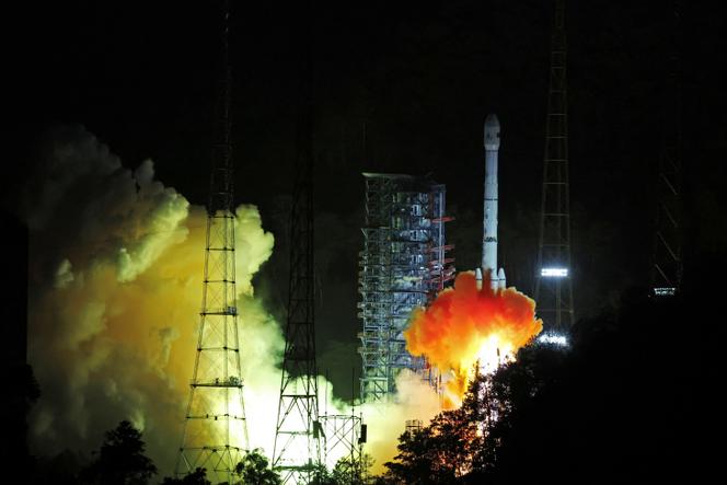 Une fusée Longue Marche 3B transportant la sonde Tianwen-2 décolle de la base de lancement de Xichang, dans le sud-ouest de la Chine, le 29 mai 2025.