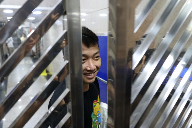 O ativista da prodemocracia e os direitos LGBT Jimmy Sham chega em sua residência após quatro anos e três meses de prisão em Hong Kong, em 30 de maio de 2025.