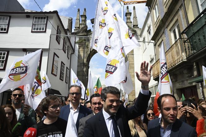 André Ventura (au centre), chef du parti portugais d’extrême droite Chega, lors d’un rassemblement électoral à Braga, dans le nord du Portugal, le 8 mai 2025.