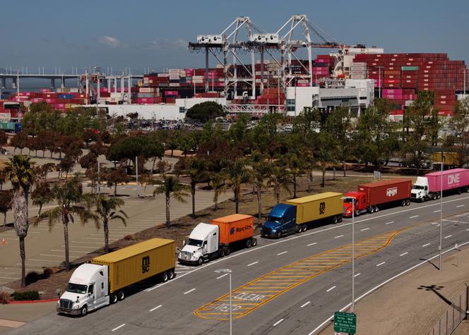 Des conteneurs maritimes, sur un quai du port d’Oakland (Californie), aux Etats-Unis, le 28 avril 2025.