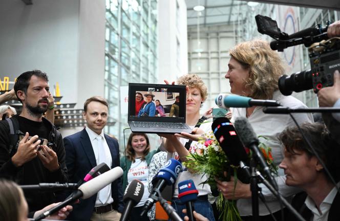 L’avocate Roda Verheyen (à droite) et l’agriculteur péruvien Saul Luciano Lliuya, en visioconférence, après le jugement de la cour de Hamm, en Allemagne, le 28 mai 2025.