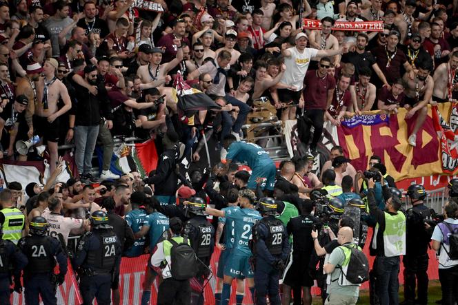 Les joueurs de Metz célèbrent leur retour en Ligue 1 avec leurs supporters, après leur victoire contre Reims, au stade Auguste-Delaune, à Reims, le 29 mai 2025.