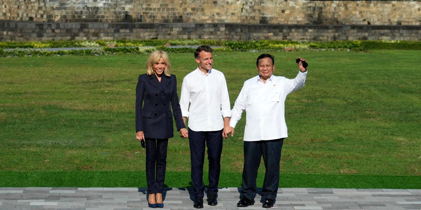 Depuis l’Indonésie, Emmanuel Macron tente de faire valoir sa « troisième voie »