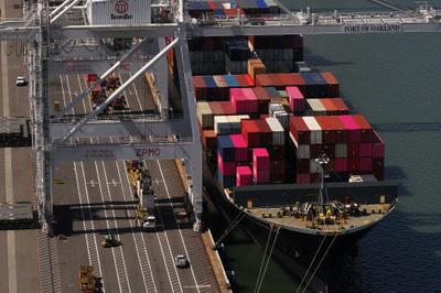 Des containers sur un bateau dans le port d’Oakland, le 28 avril 2025.