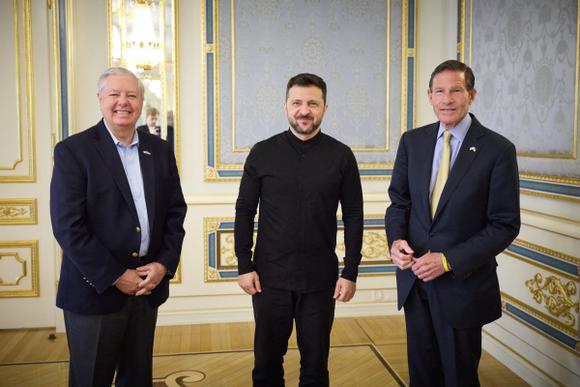 De gauche à droite, le sénateur républicain Lindsey Graham, le président ukrainien, Volodymyr Zelensky, et le sénateur démocrate Richard Blumenthal à Kiev, le 30 mai 2025, à Kiev.