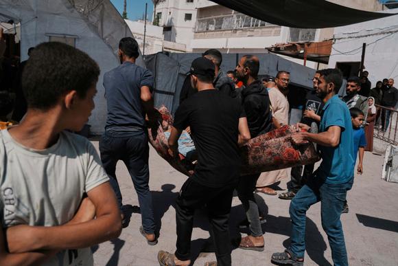 Un Palestinien, blessé dans une frappe israélienne, est transporté vers l’hôpital baptiste Al-Ahli pour y être pris en charge, à Gaza, le 30 mai 2025.