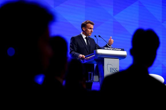 Emmanuel Macron prend la parole lors de la conférence sur la défense Shangri-La Dialogue, à Singapour, le 30 mai 2025.