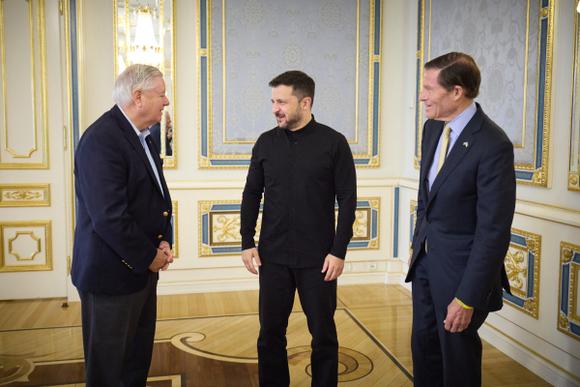 Prezydent Ukrainy Wołodymyr Zełenski (w środku) przyjmuje senatorów USA Lindsey Graham (po lewej) i Richarda Blumenthala (po prawej) w Kijowie, 30 maja 2025 r.