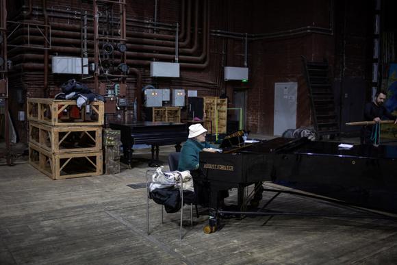 Ensayos de piano en el área subterránea del Teatro Académico Nacional de Ópera y Ballet de Járkov el 27 de abril de 2025.