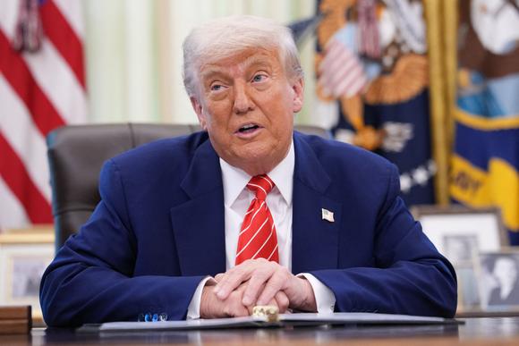 Le président américain Donald Trump répond à la presse dans le bureau Ovale de la Maison Blanche, à Washington, DC, le 30 mai 2025.