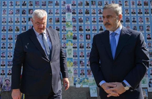 Le ministre des affaires étrangères ukrainien, Andrii Sybiha, et son homologue turc, Hakan Fidan, devant le mur à la mémoire des morts pour l’Ukraine, à Kiev, le 30 mai 2025.