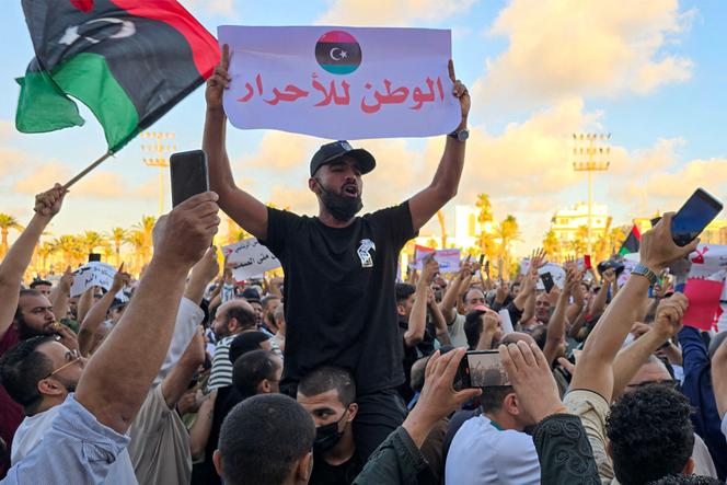 Manifestants réunis sur la place des Martyrs, à Tripoli (Libye), pour protester contre le Gouvernement d’union nationale dirigé par Abdel Hamid Dbeibah, le 30 mai 2025.