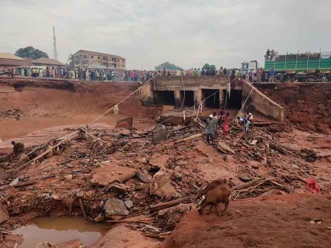 Des personnes recherchent dans une zone inondée après de fortes pluies à Mokwa, Nigeria, vendredi 30 mai 2025.