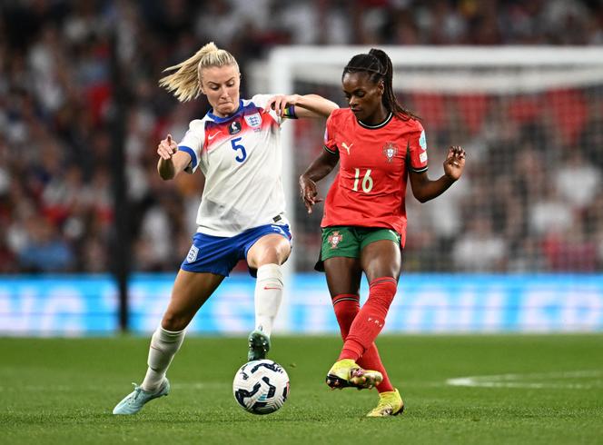 Leah Williamson (à esquerda), capitão da equipe da Inglaterra durante a partida contra Portugal, no Estádio de Wembley, em Londres, em 30 de maio de 2025. 