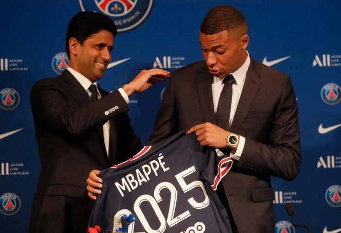 Kylian Mbappé et Nasser Al-Khelaïfi, le président du PSG, au Parc des Princes, à Paris, le 23 mai 2022. 