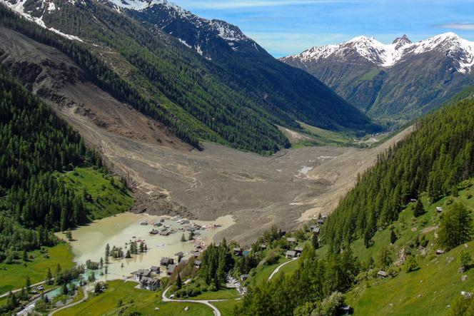 Le village de Blatten, dans les Alpes suisses, détruit par un glissement de terrain survenu la veille, le 29 mai 2025.