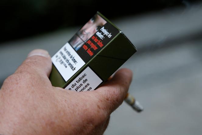 Un homme fume une cigarette à Paris, le 25 septembre 2014.