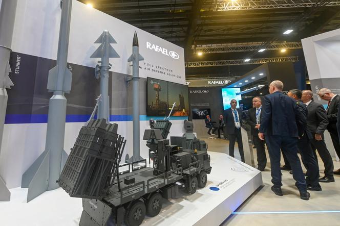 L’entreprise israélienne Rafael Advanced Defense Systems, ici représentée au salon aéronautique de Singapour le 21 février 2024, fait partie des bénéficiaires de certains programmes de recherche subventionnés par l’Union européenne.