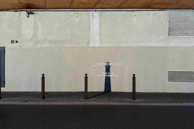 Une nouvelle œuvre de l’artiste Banksy photographiée sur la façade d’un immeuble marseillais le jour de sa découverte, le 30 mai 2025. 