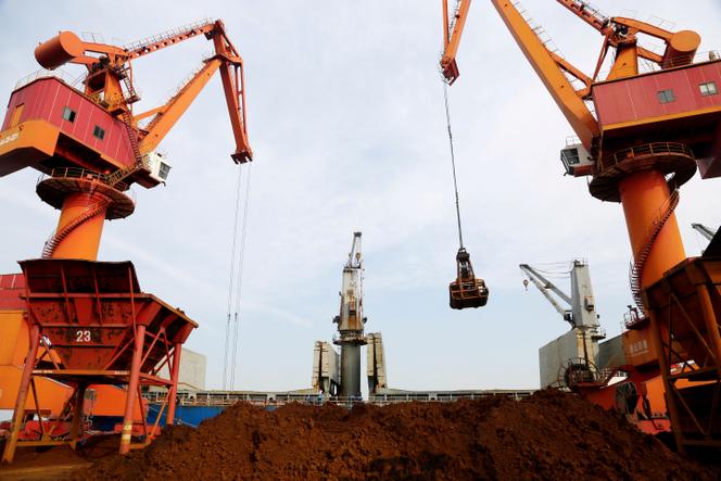 Du minerai de fer déchargé dans le port de Lianyungang (province de Jiangsu), en Chine, en octobre 2019.