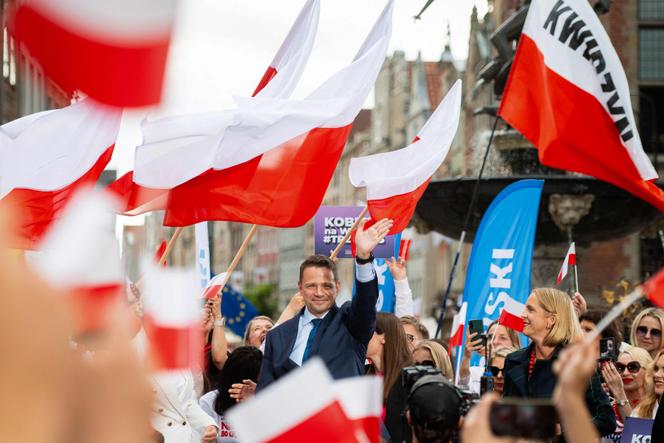Rafal Trzaskowski, candidat à la présidence, maire de Varsovie et membre du parti centriste Coalition civique, salue ses partisans lors de son dernier rassemblement politique, à Gdansk, dans le nord de la Pologne, avant le second tour de l’élection présidentielle, le 1ᵉʳ juin, le 30 mai 2025.