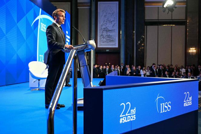 Iarrann Macron ar an “gcomhrialtas neamhspleách” i gcoinne cúlra na mbagairtí atá ag fás ón tSín agus ó SAM