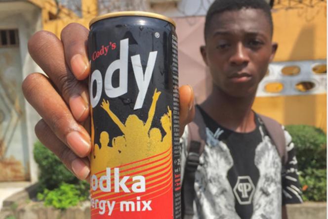 Dans une photo tirée d’Instagram et mise en ligne en janvier 2021, un jeune homme ivoirien pose avec une cannette de Vody.