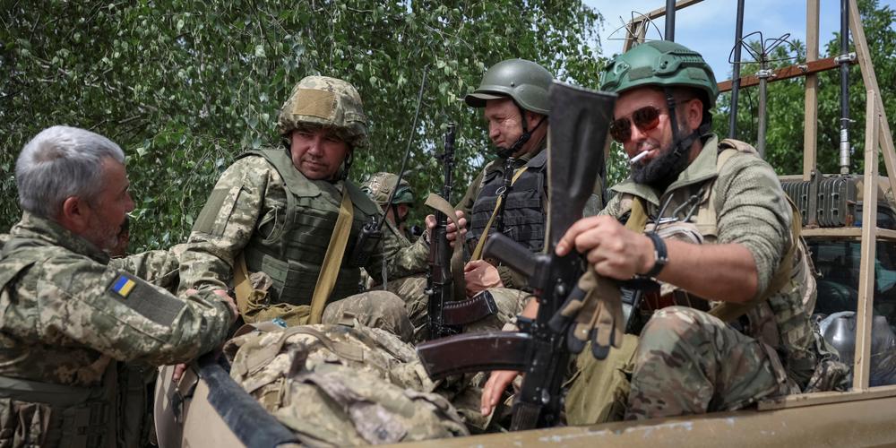 Des militaires ukrainiens se préparent à partir en mission de combat, près de la ville de Pokrovsk, dans la région de Donetsk, Ukraine, le 26 mai 2025. - ANATOLII STEPANOV / REUTERS
