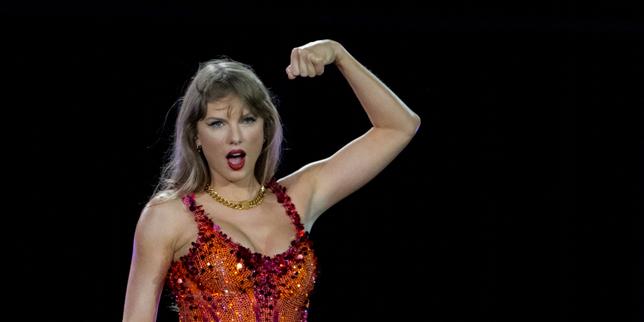 La chanteuse américaine Taylor Swift se produit sur scène lors de la tournée « The Eras Tour » au stade Hard Rock de Miami Gardens, en Floride, le 18 octobre 2024.