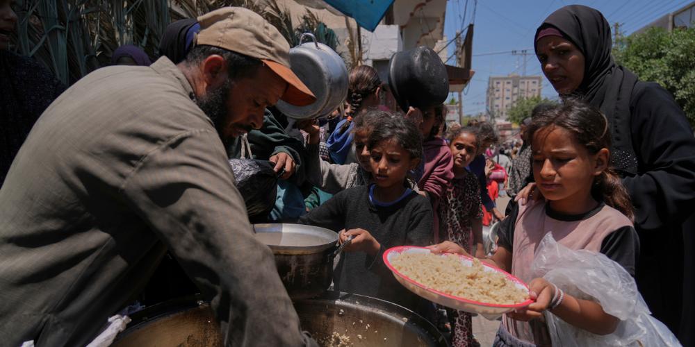 Des enfants palestiniens attendent de recevoir de la nourriture sur un point d’aide alimentaire, à Deir al-Balah, dans la bande de Gaza, le 30 mai 2025. - ABDEL KAREEM HANA/AP