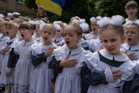 Des écolières chantent l’hymne national lors d’une cérémonie de remise des diplômes au lycée des cadets de Kiev, le 30 mai 2025.