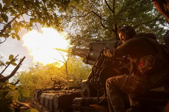 Un militaire de la 43ᵉ brigade d’artillerie distincte des forces armées ukrainiennes tire avec un canon automoteur en direction de positions russes, sur une ligne de front dans la région de Donetsk, en Ukraine, le 30 mai 2025.