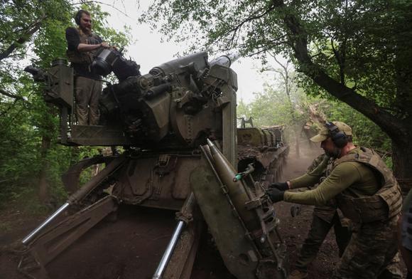 Des militaires ukrainiens se préparent à tirer avec un canon automoteur vers des positions russes, sur une ligne de front dans l’oblast de Donetsk, en Ukraine, le 30 mai 2025.